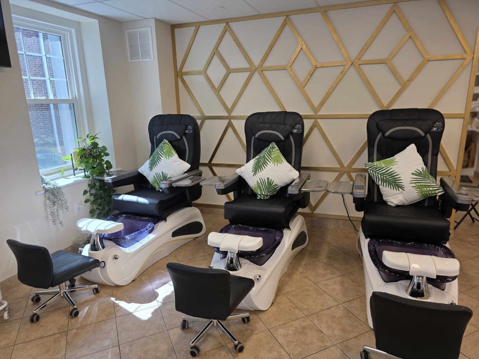 Inside Alli Nails Bar #2